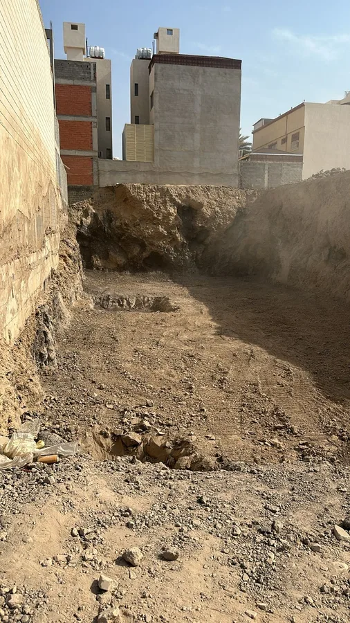 الحفر، فندق ثمانية أدوار، حي شوران
