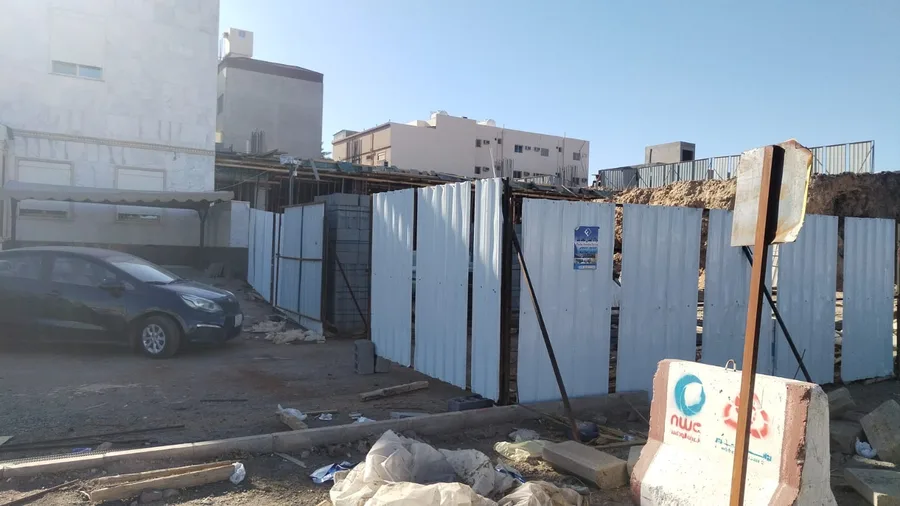 الدور الأرضي، فندق ثمانية أدوار، حي شوران