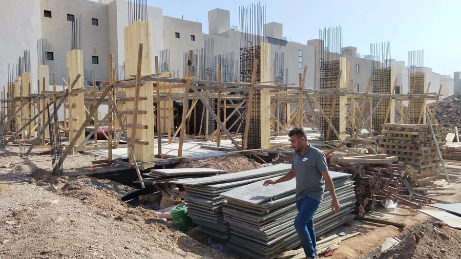 الدور الأرضي، فندق ثمانية أدوار وبدروم، المدينة المنورة