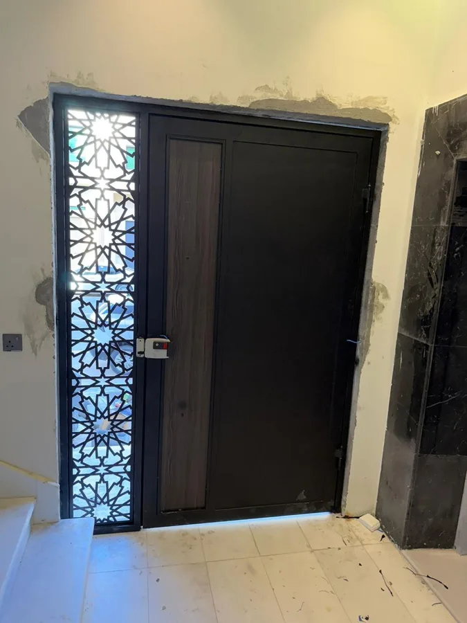 النوافذ والأبواب والبلاط، عمارة سكنية أربعة مستويات، المدينة المنورة
