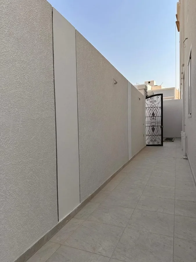 الواجهات، مبنى سكني ثلاثة أدوار، حي الصناعية