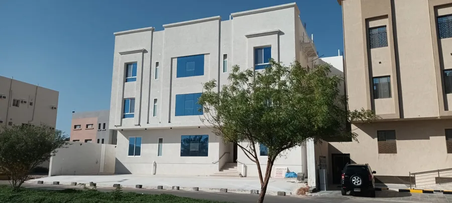 صورة لمبنى سكني ثلاثة أدوار قيد التنفيذ في حي الصناعية