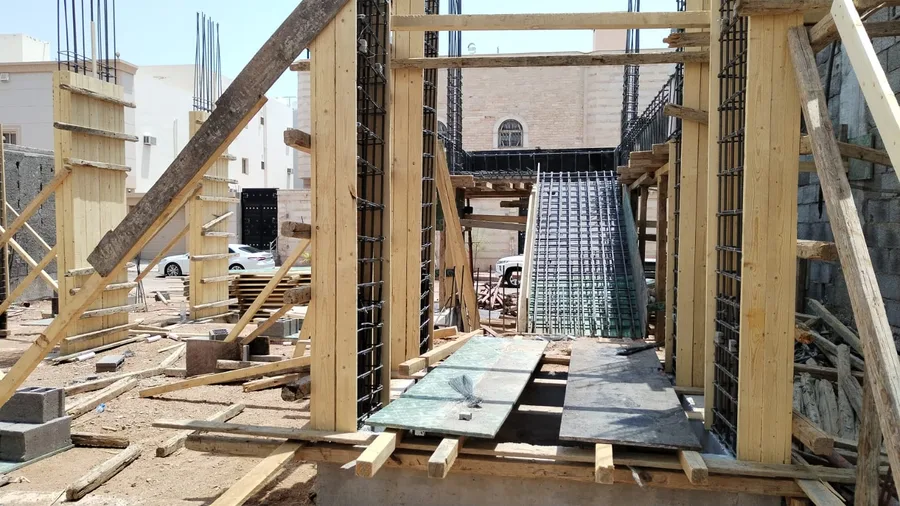 الدور الأرضي، مبنى سكني ثلاثة أدوار، حي طيبة