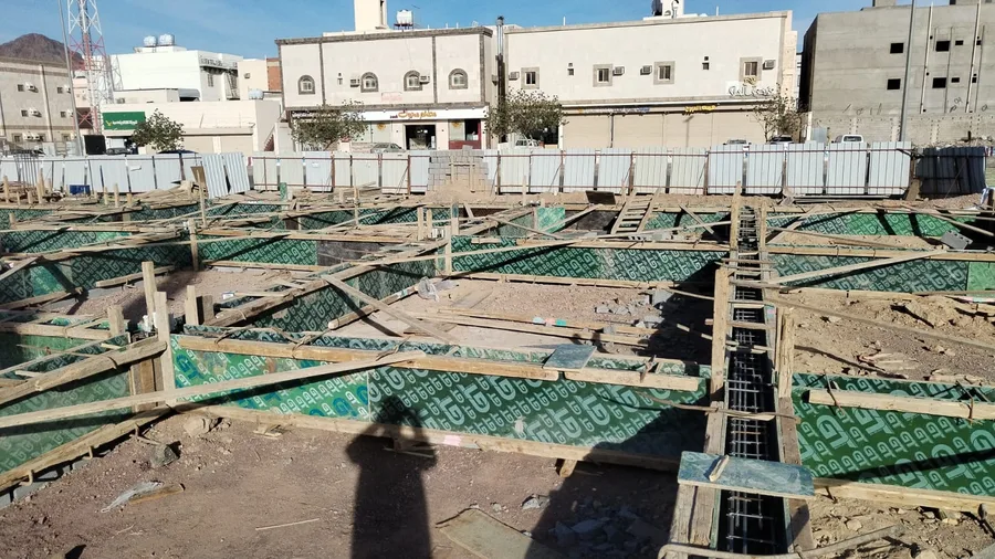 صورة لمبنى تجاري سكني قيد التنفيذ في حي شوران
