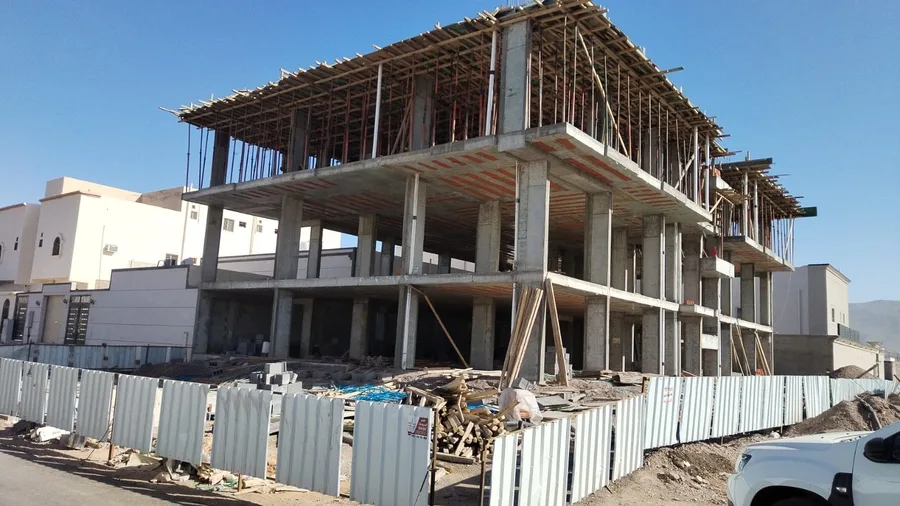 صورة لمبنى سكني دورين قيد التنفيذ في حي السكب