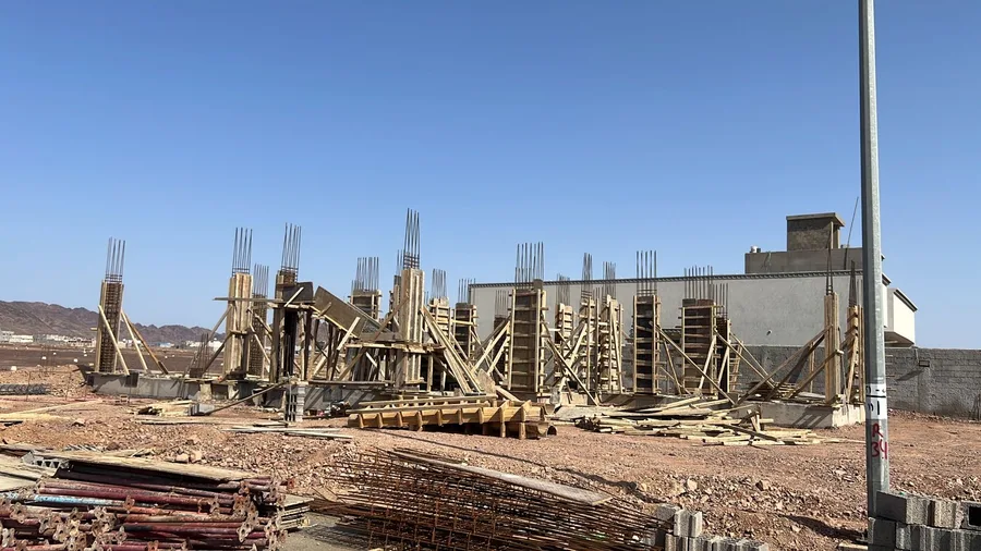 أعمدة الدور الأرضي، مبنى سكني تجاري، حي وادي مذينب